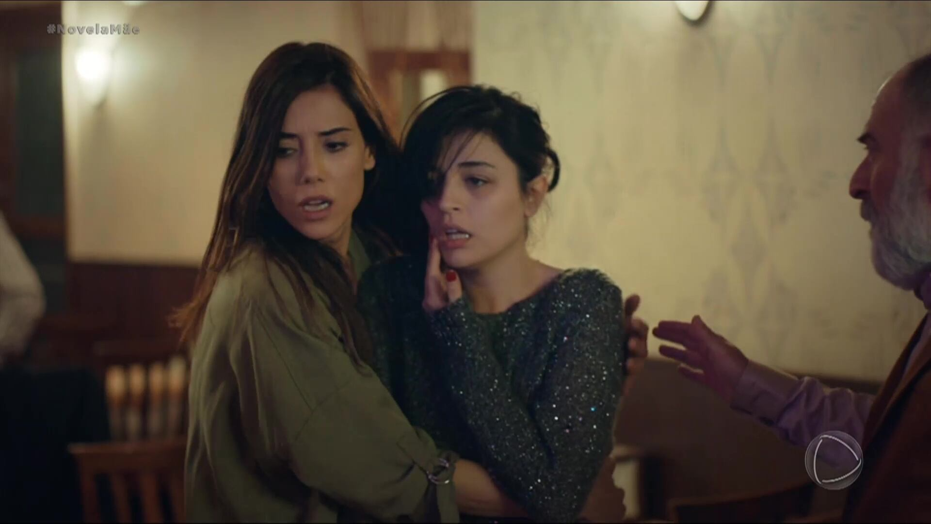 Cengiz agride Sule na frente de todo o restaurante | Mãe