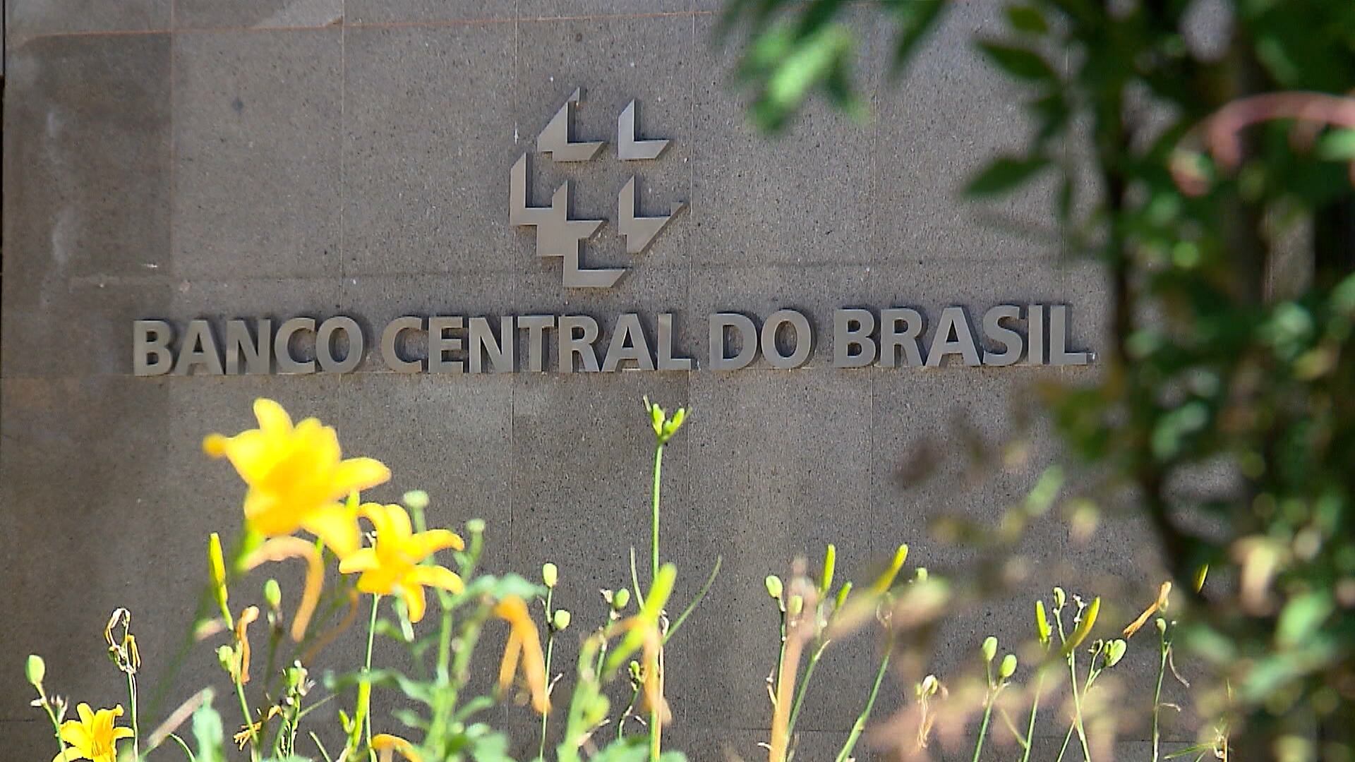 Dólar fecha em menor cotação desde maio de 2024