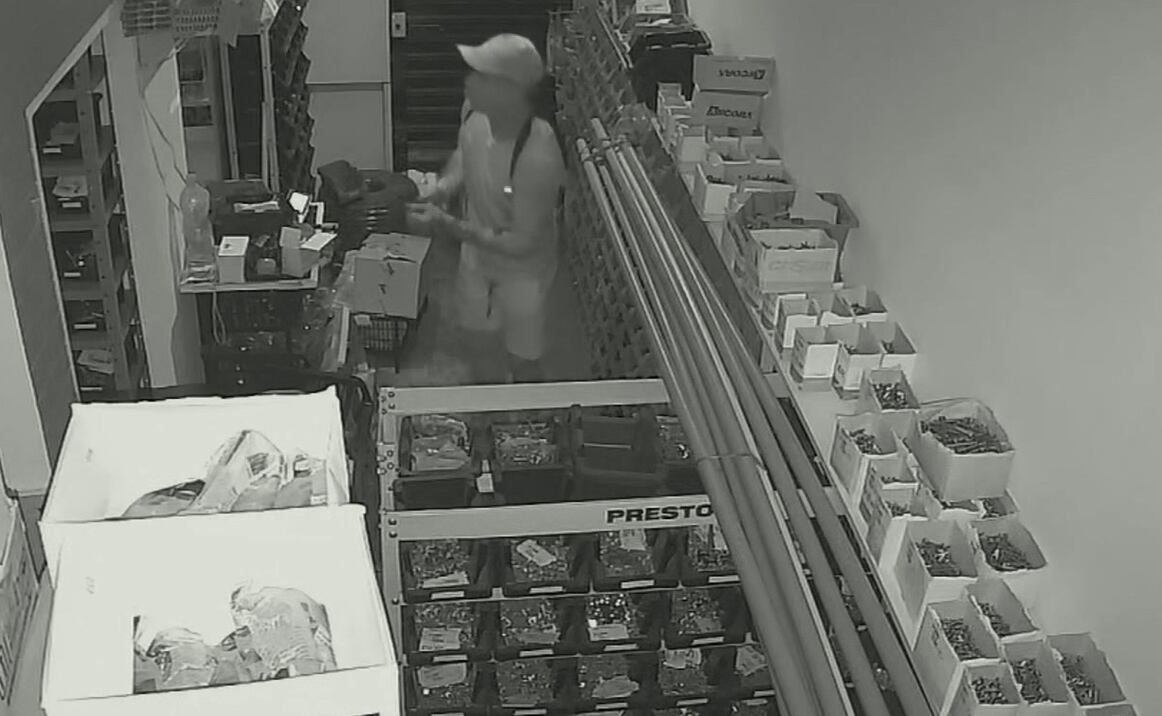 Quadrilha invade loja em Irajá, zona norte do Rio, e causa prejuízo de R$ 3 mil