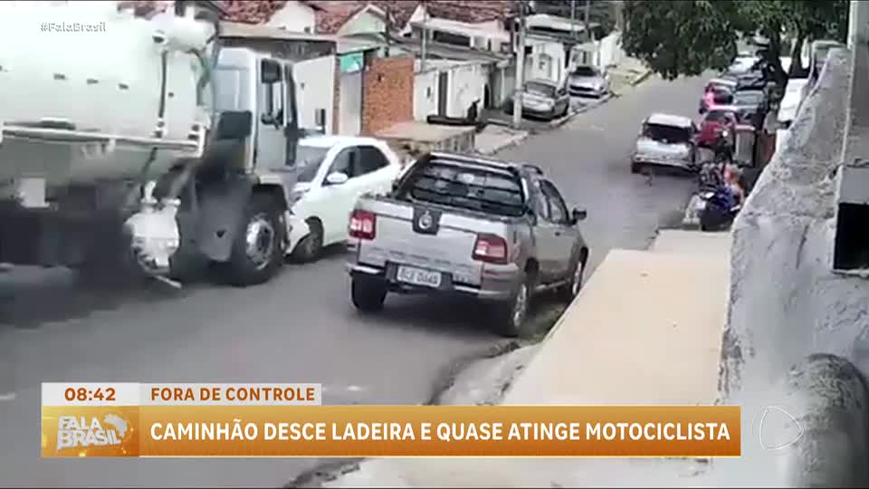 Vídeo: caminhão desgovernado desce ladeira e quase atinge motociclista em João Pessoa