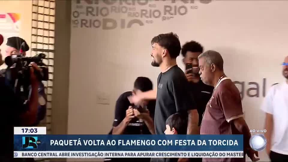 Jogador Lucas Paquetá desembarca no Rio e é recebido com festa pela torcida do Flamengo