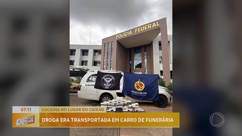 Em carro de funerária, dois homens são presos transportando drogas