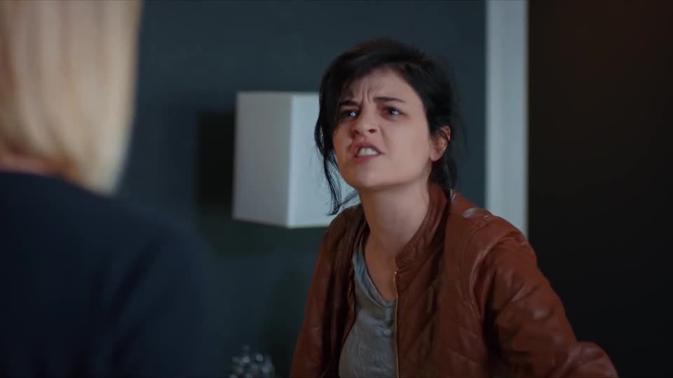 Sule intimida Cahide e a acusa de estar ajudando Zeynep | Mãe