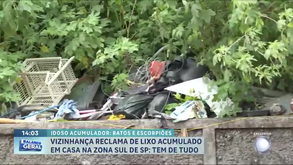 Casa com acúmulo de lixo preocupa moradores por risco à saúde pública no Sacomã, em SP