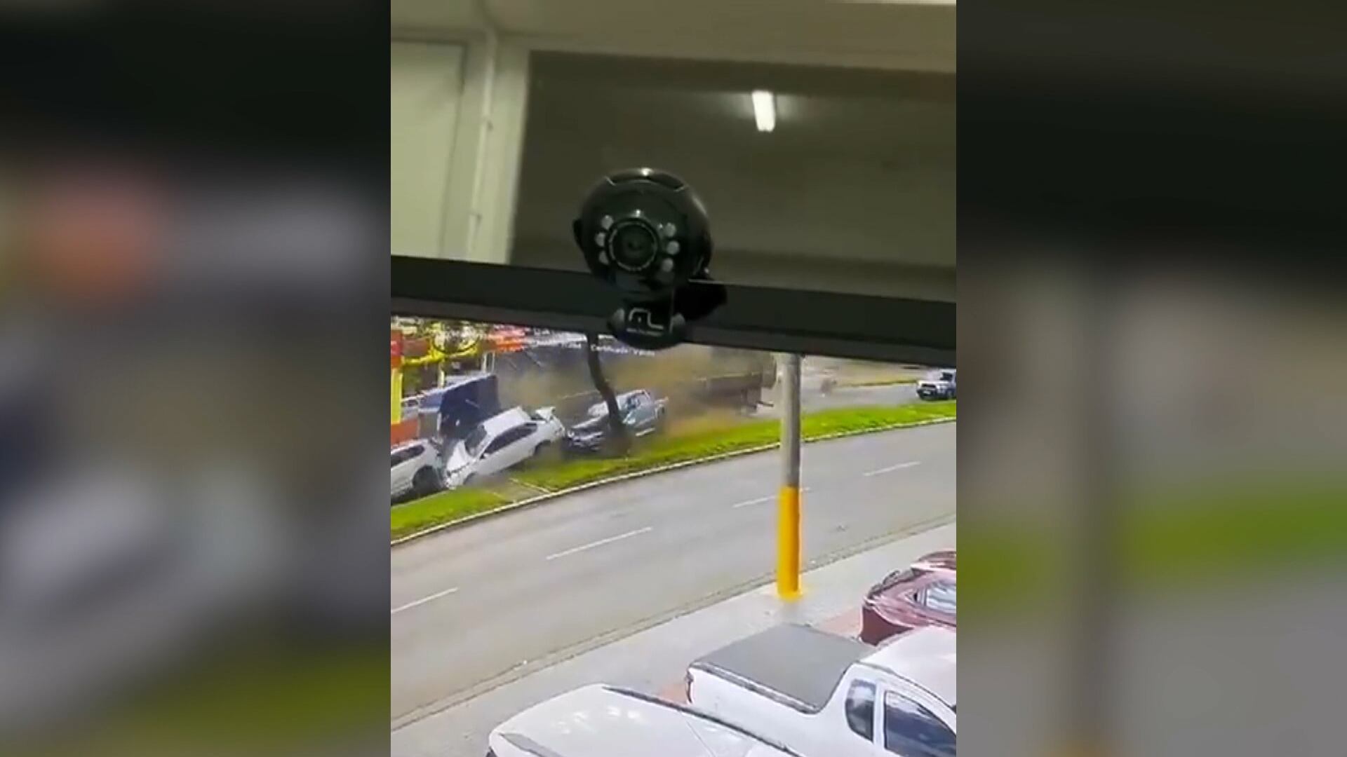 Carreta desgovernada atinge veículos em SC