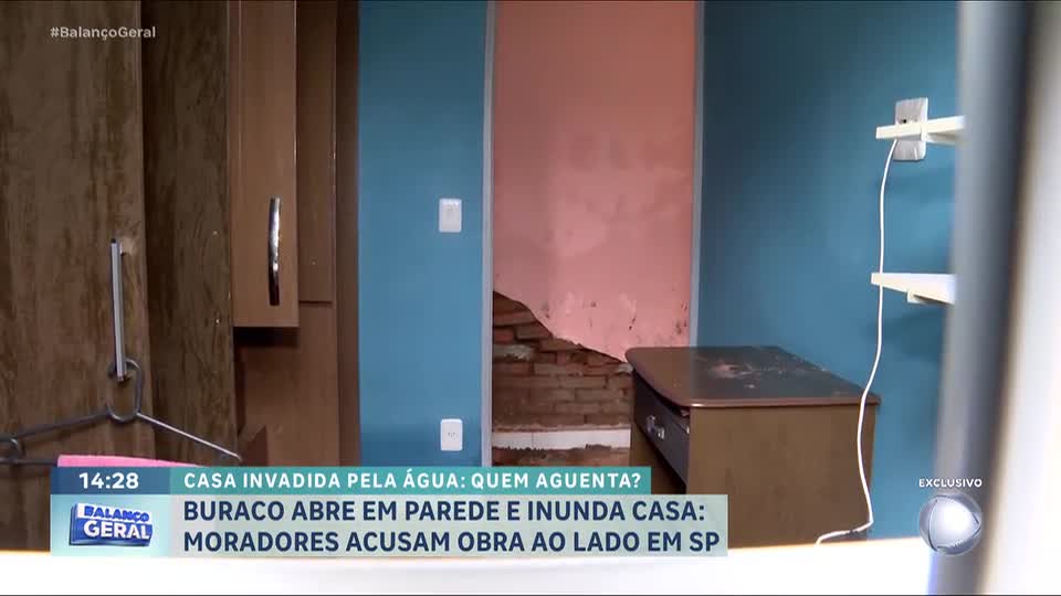 Obra causa inundação e família precisa deixar casa no Itaim Paulista, em SP