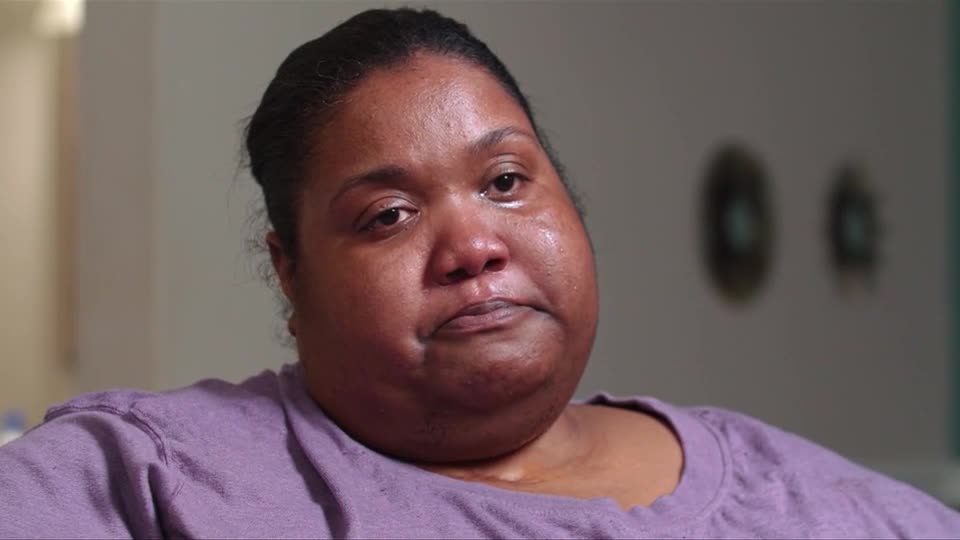 Kelly luta para conseguir ficar de pé e realizar tarefas básicas do dia a dia | Quilos Mortais