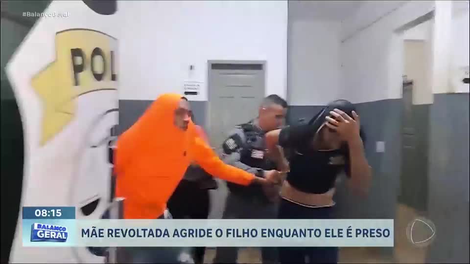 Revoltada, mãe agride filho preso por roubo de celulares em delegacia