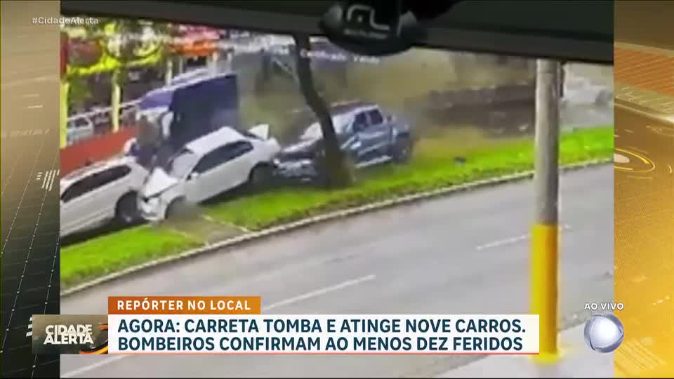 Carreta tomba e atinge nove carros em avenida de Chapecó (SC)