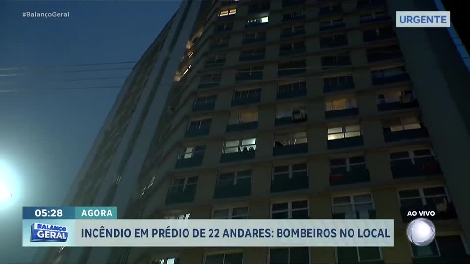 Incêndio atinge prédio de 22 andares em Porto Alegre (RS)