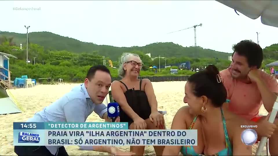 Argentinos dominam praia em Florianópolis e fincam até a bandeira do país na areia
