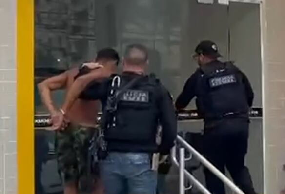 Homem é preso após usar enxada para invadir casa da ex-namorada no Rio