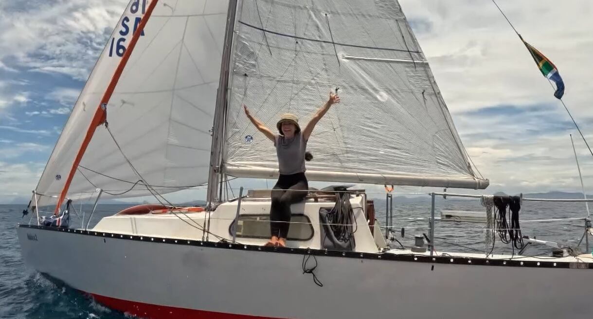 Velejadora brasileira se torna primeira mulher a completar sozinha regata entre África do Sul e Rio