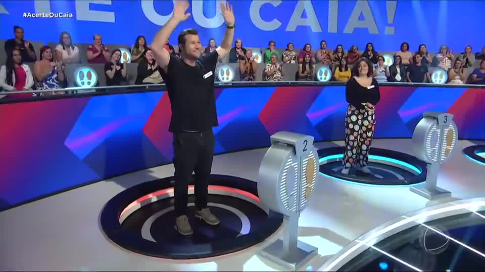 Diego Alemão quase cai na primeira pergunta, consegue se salvar, mas perde para Gregório Duvivier