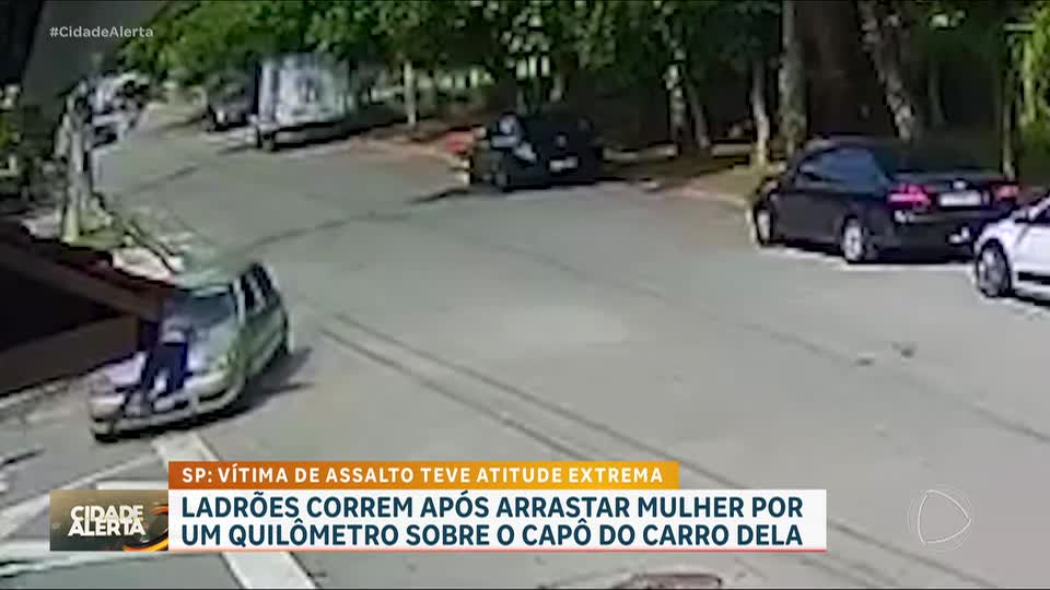 Mulher salta no capô de carro durante tentativa de assalto em São Paulo