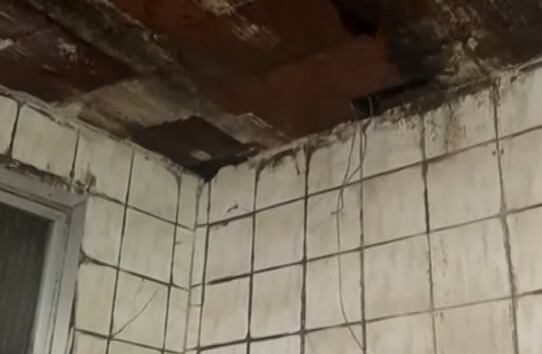 Vídeo mostra infiltração após chuvas em casa que desabou; mãe morreu e filhas foram soterradas