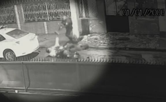 Jovem é morto a tiros após entrar em luta corporal com PM durante abordagem no Rio