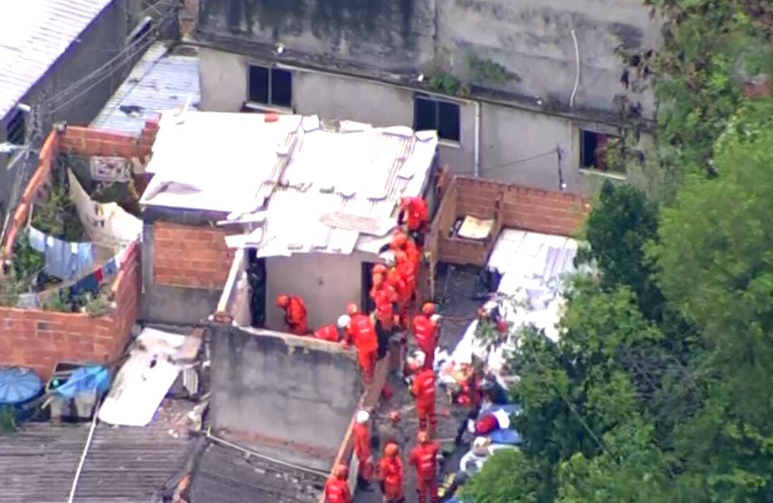 Bombeiros tentam resgatar homem preso após desabamento na comunidade do Cajueiro, em Madureira 