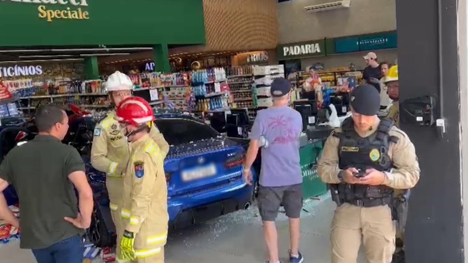 Motorista confunde pedais do carro e causa acidente no Paraná