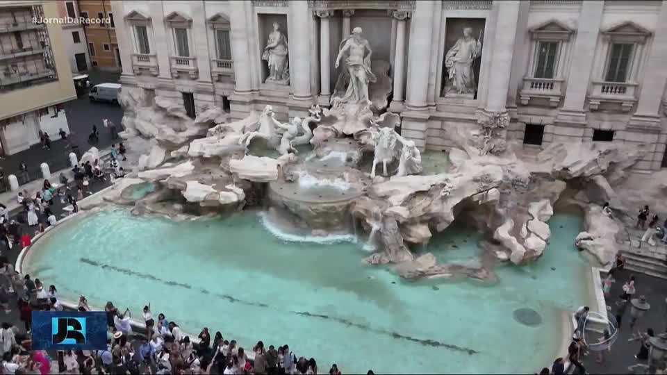 Prefeitura de Roma passa a cobrar ingresso para turistas chegarem perto da Fontana di Trevi