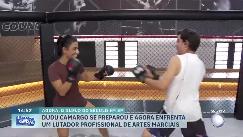 Dudu Camargo luta contra praticante de Muay Thai ao vivo no Balanço Geral