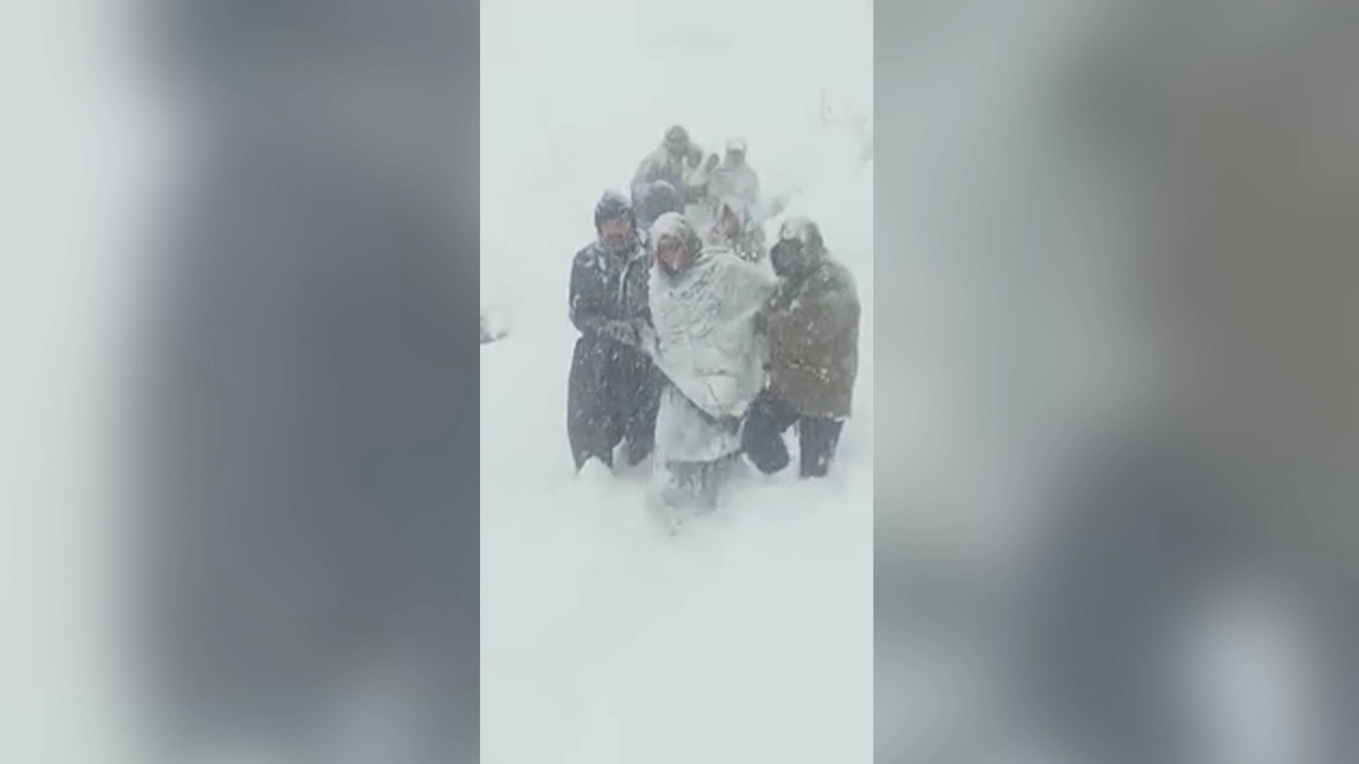 Bombeiros resgatam 12 moradores presos em vilarejo