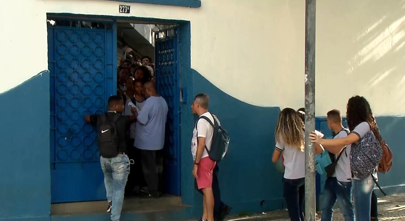 Falta de vagas em colégios estaduais preocupa famílias na Baixada Fluminense