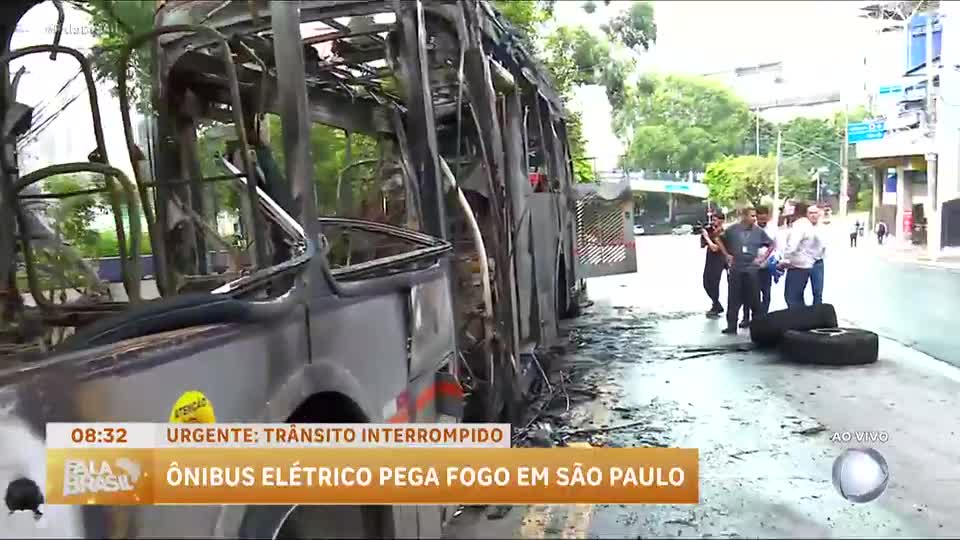 Ônibus pega fogo na Avenida Rebouças, em São Paulo