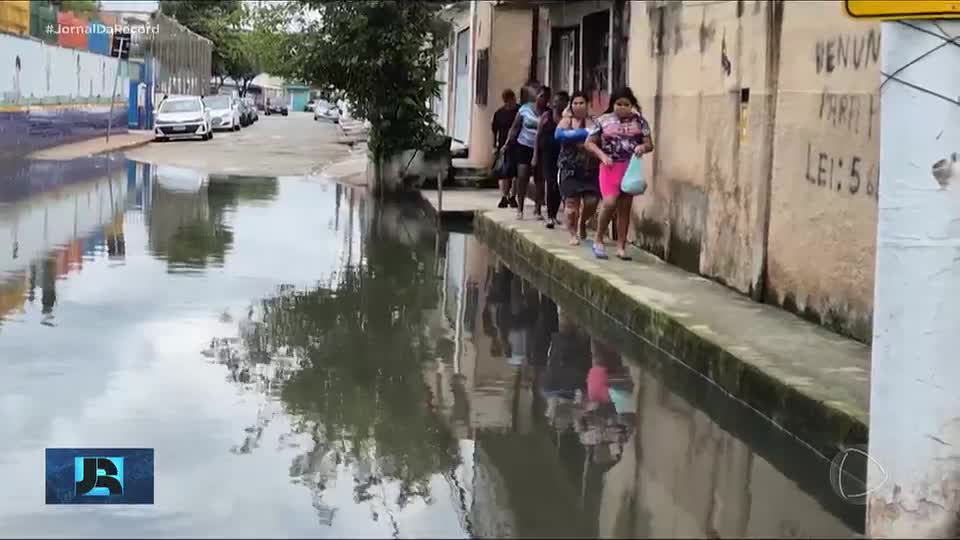 SP: chuva forte alaga ruas, invade casas e deixa moradores em alerta no Jardim Pantanal