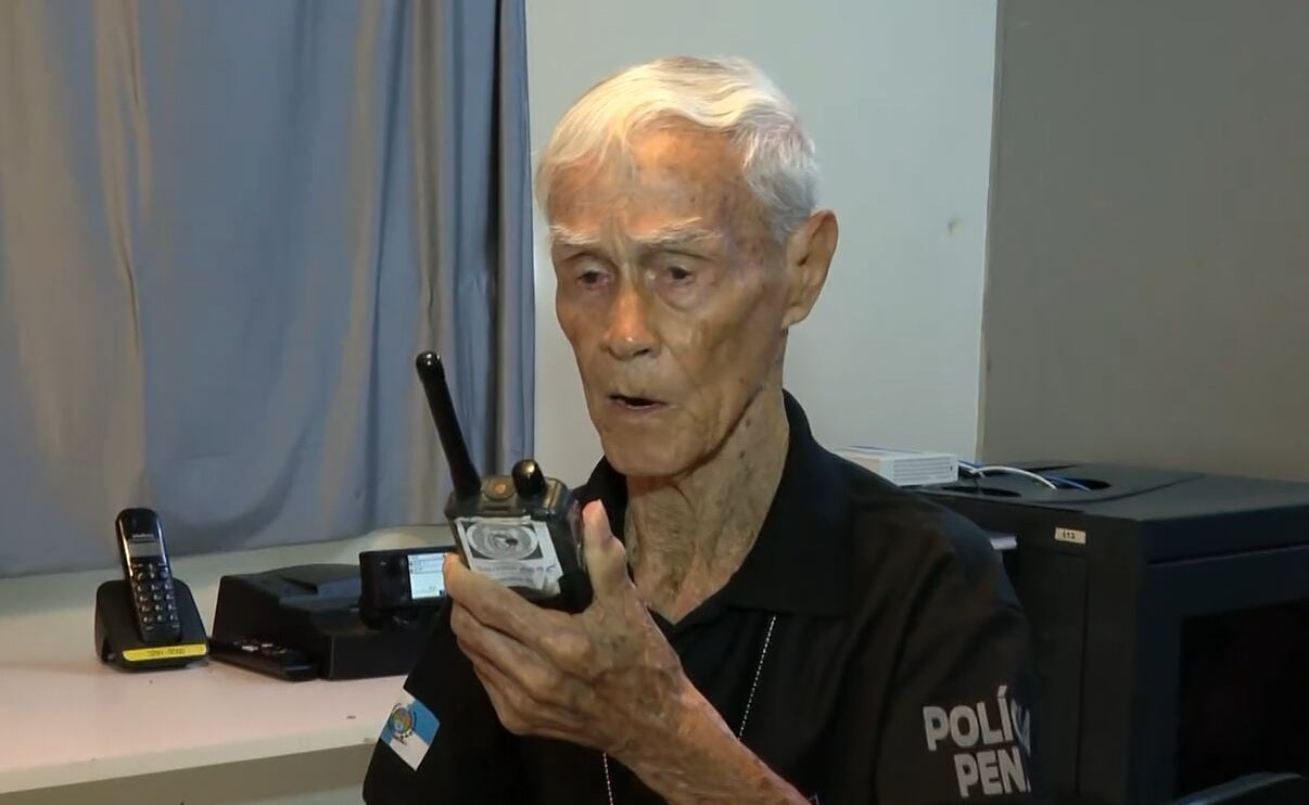 Servidor público de 90 anos inspira colegas com trabalho dedicado ao sistema penitenciário do RJ