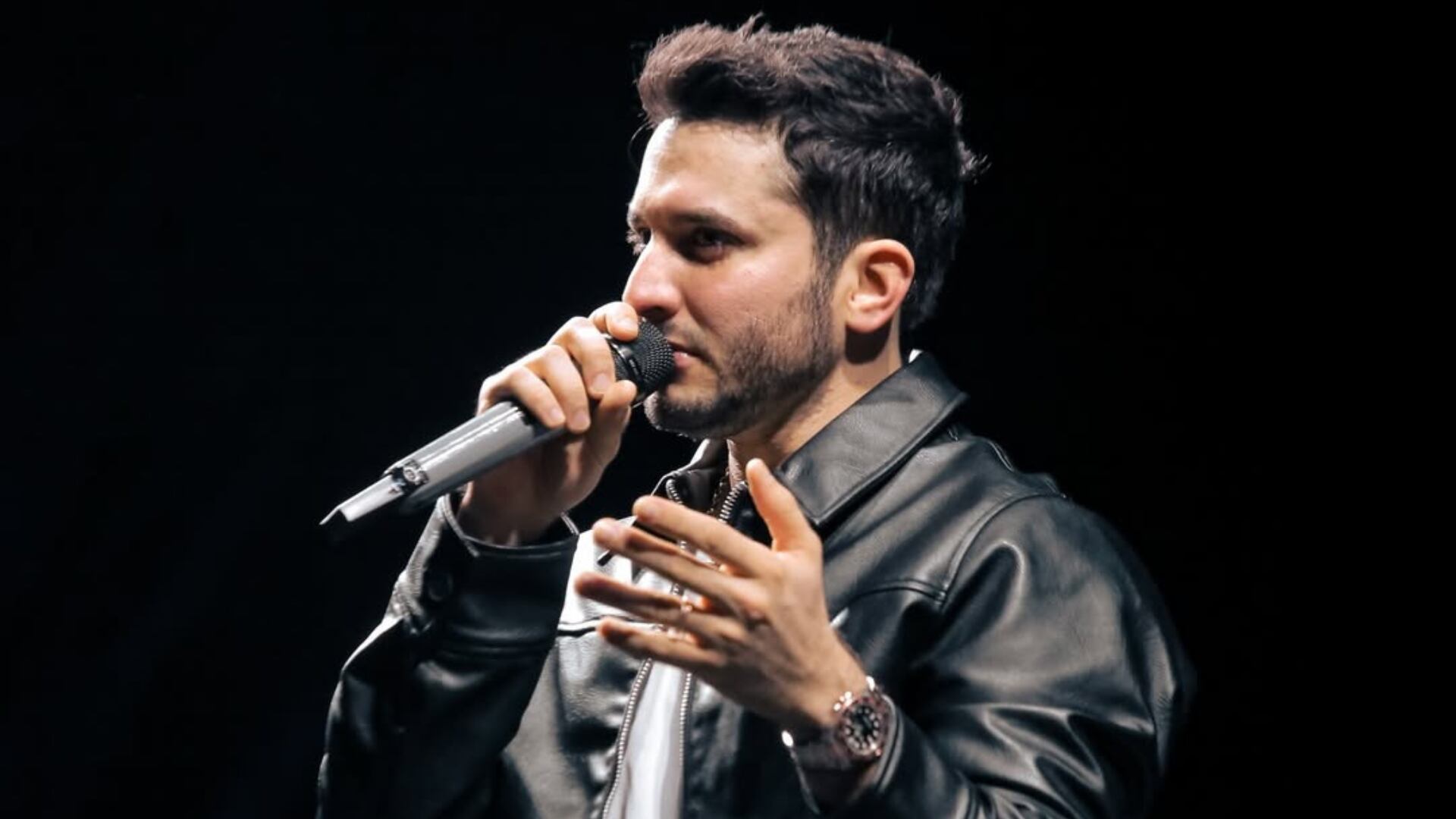 Cantor de forró passa por susto após invasão de camarim