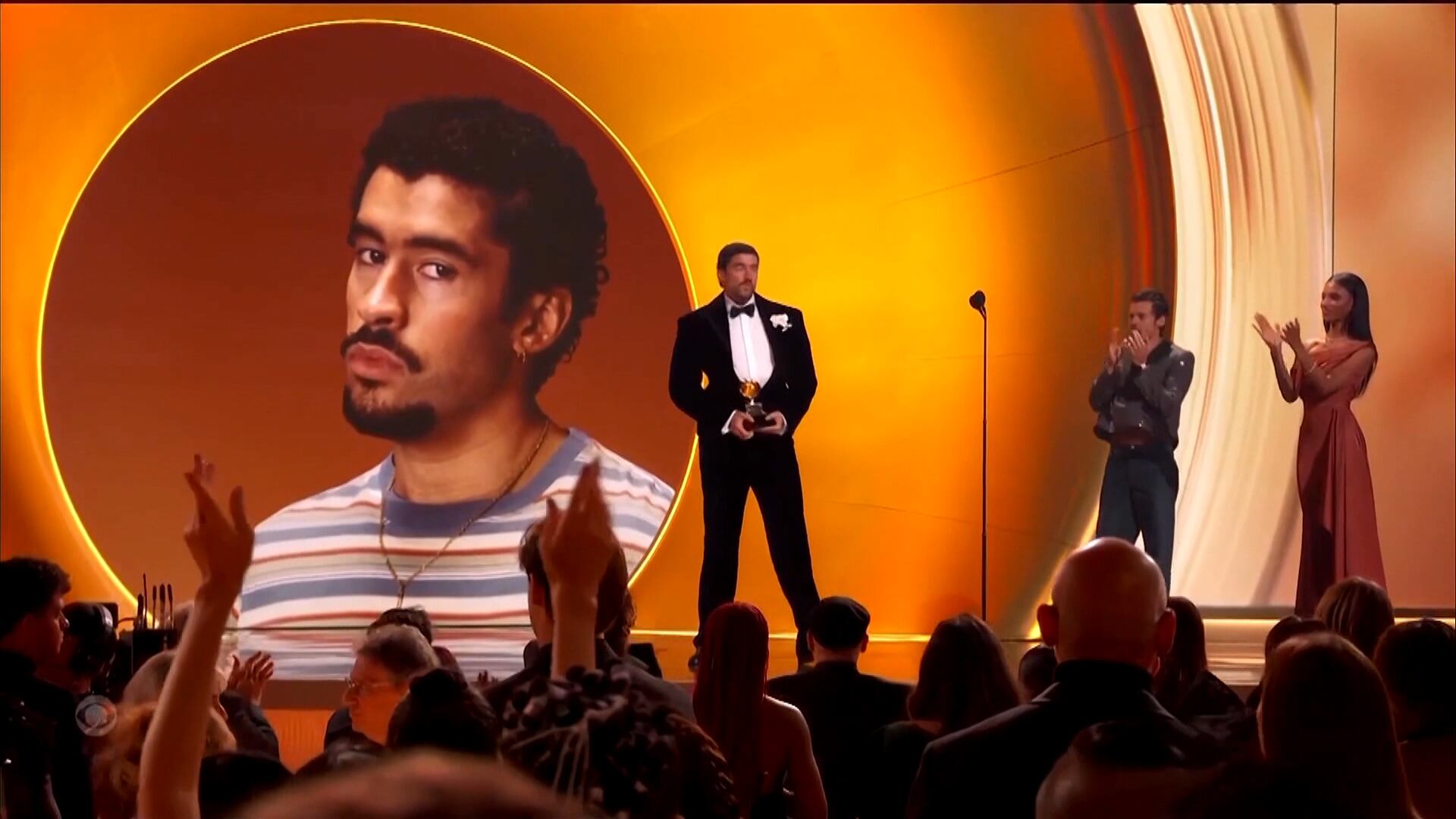 Buscas por cantor porto-riquenho crescem na internet após o Grammy