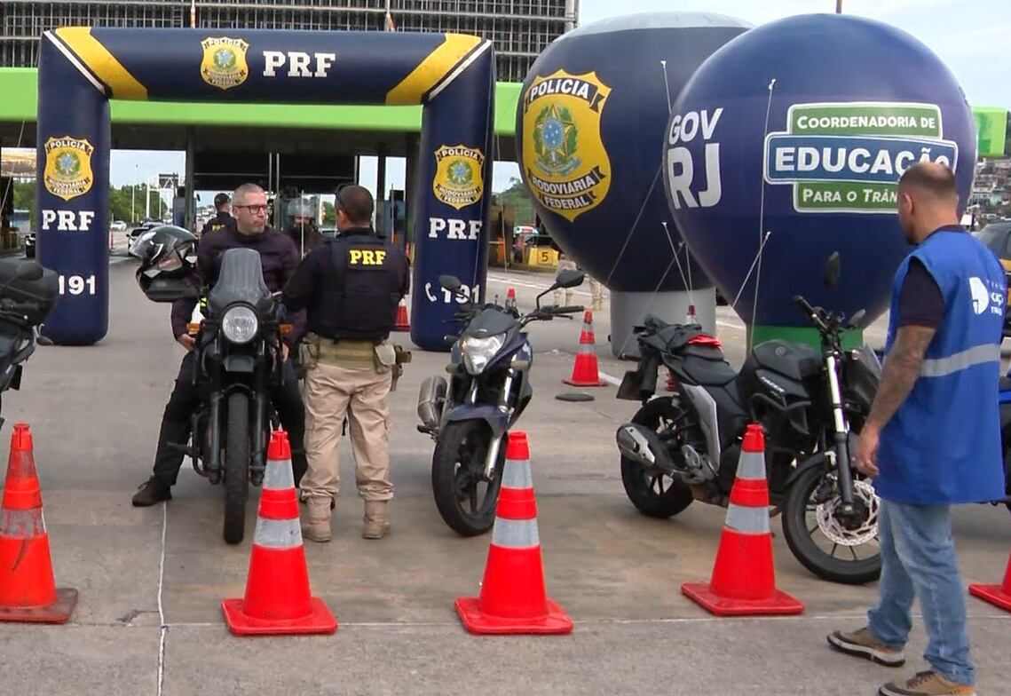 PRF faz abordagem na ponte Rio-Niterói para conscientizar motociclistas sobre segurança no trânsito