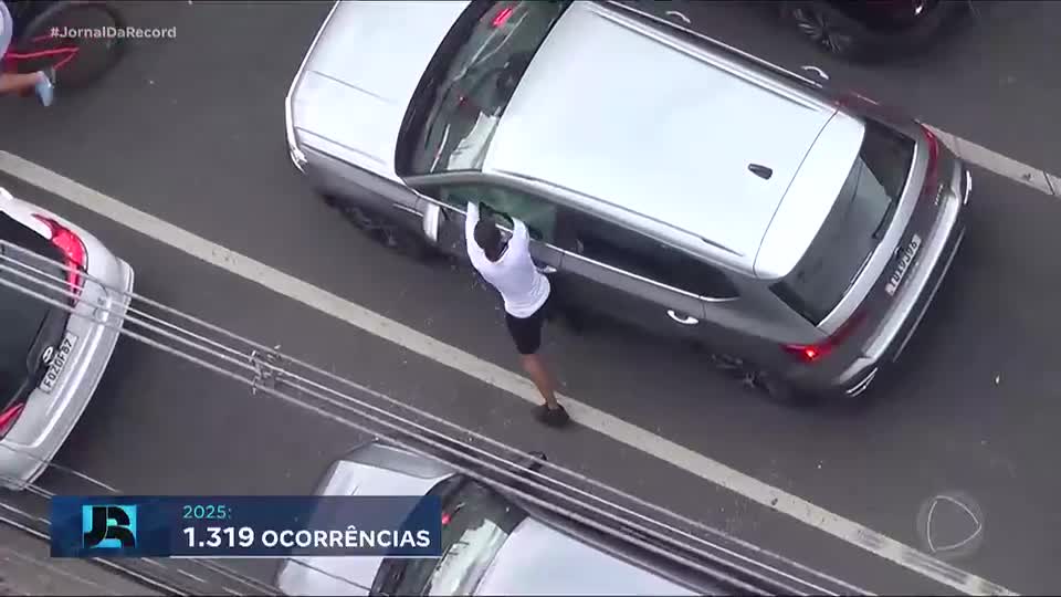 Jornal da Record alerta para os riscos de furtos e acidentes ao mexer no celular dentro do carro