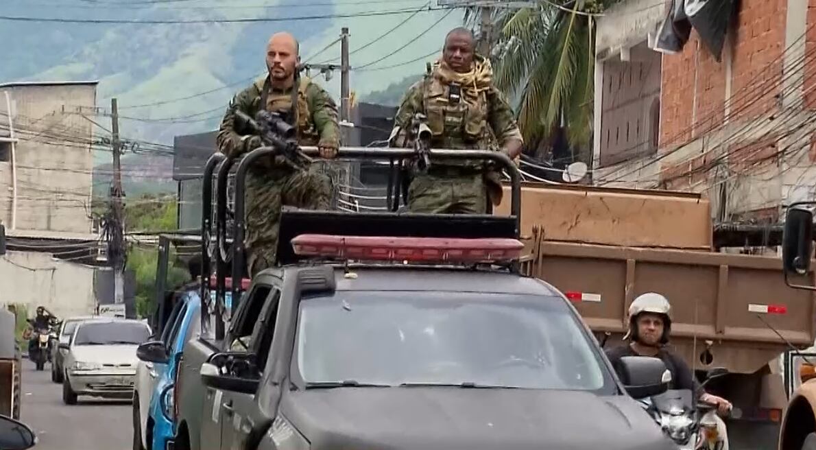 PM prende cinco traficantes e apreende dois fuzis durante operação em Senador Camará, no Rio