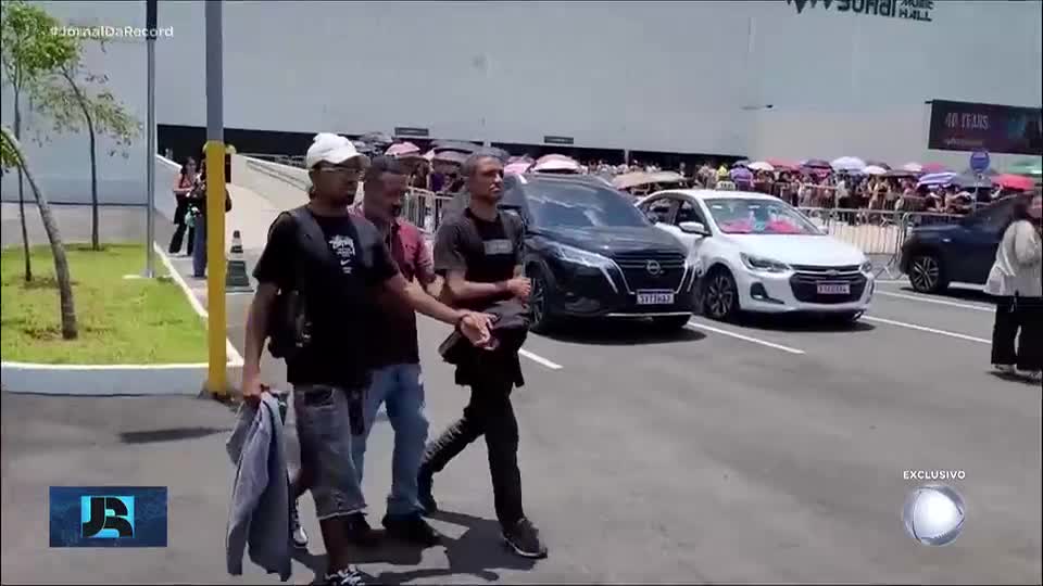 Exclusivo: Jornal da Record flagra venda de ingressos por cambistas em porta de show em SP