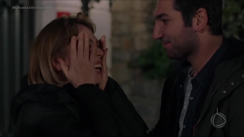 'Eu estou livre', comemora Cemre ao se livrar da tutela de Çelebi | Chamas do Destino