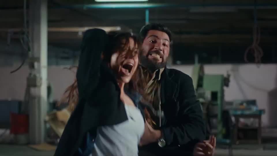 Zeynep brinca com o perigo, e a maldade de Cengiz aumenta a cada dia | Mãe