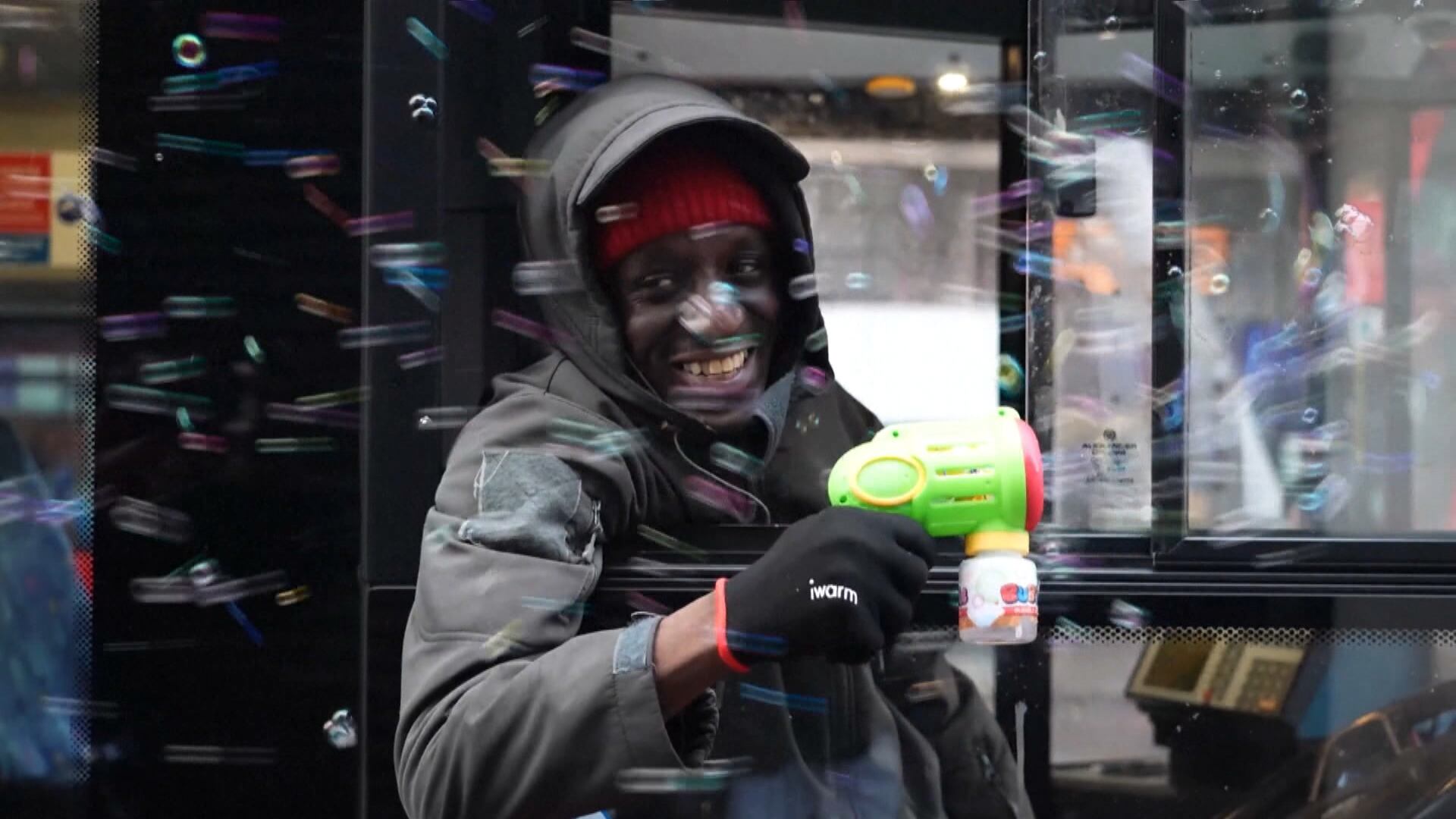 Motorista de ônibus usa bolhas de sabão por Londres