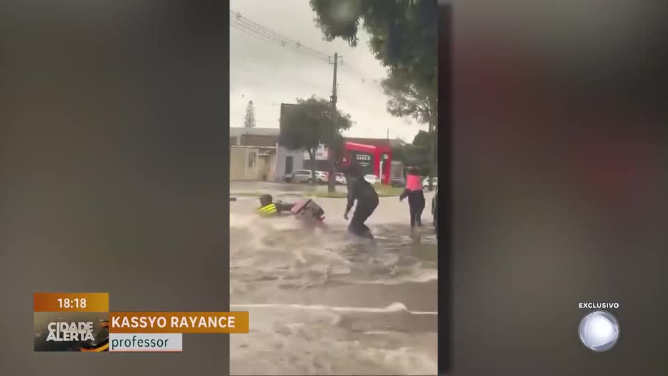 Motociclista é resgatado durante enchente com ajuda de professor e moradores em Ceilândia (DF)