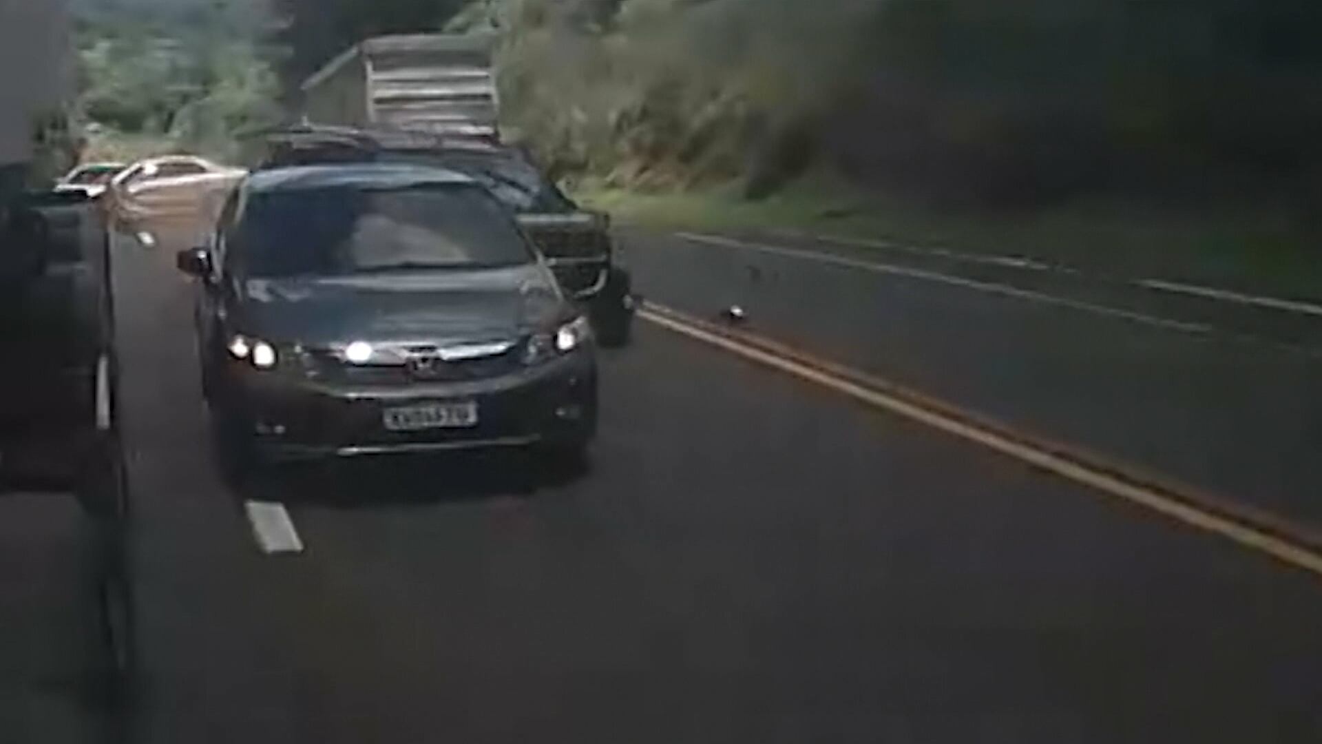 Acidente entre seis veículos em rodovia deixa uma pessoa ferida em estado grave