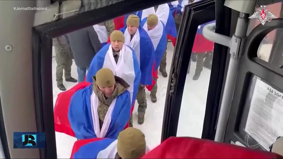 Rússia e Ucrânia realizam troca de prisioneiros de guerra com mediação dos EUA