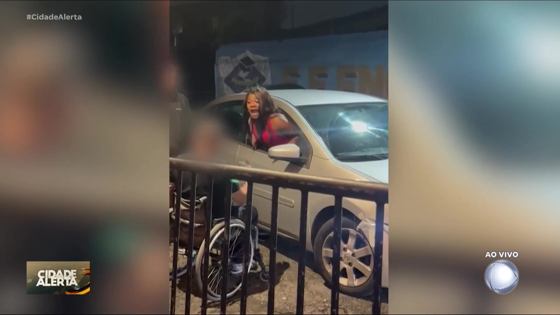 Mulher briga com cadeirante, avança com o carro e atropela duas mulheres