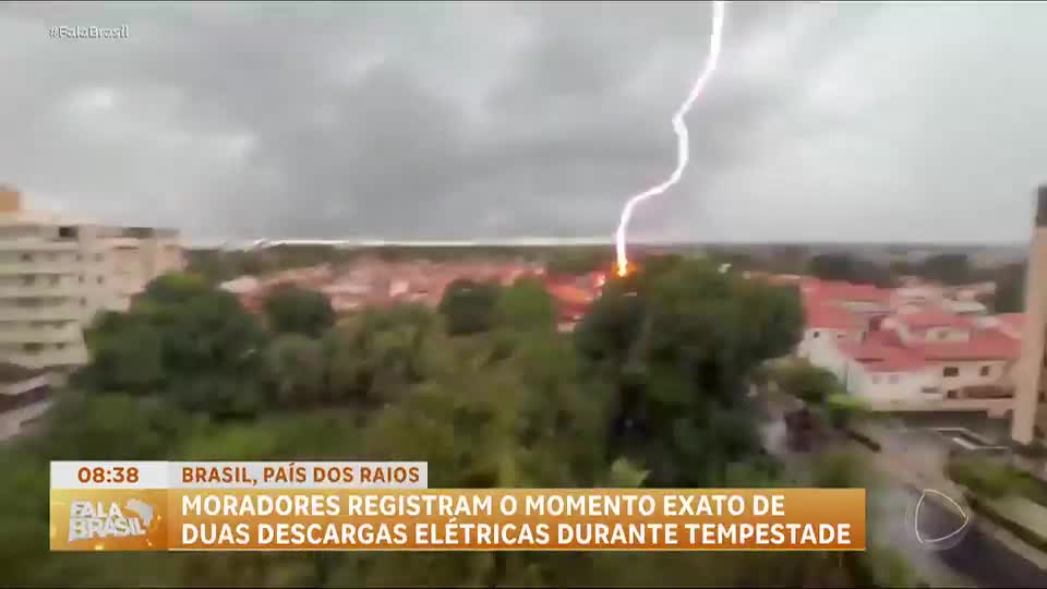 Vídeo mostra o momento em que duas descargas elétricas atingem Fortaleza (CE)