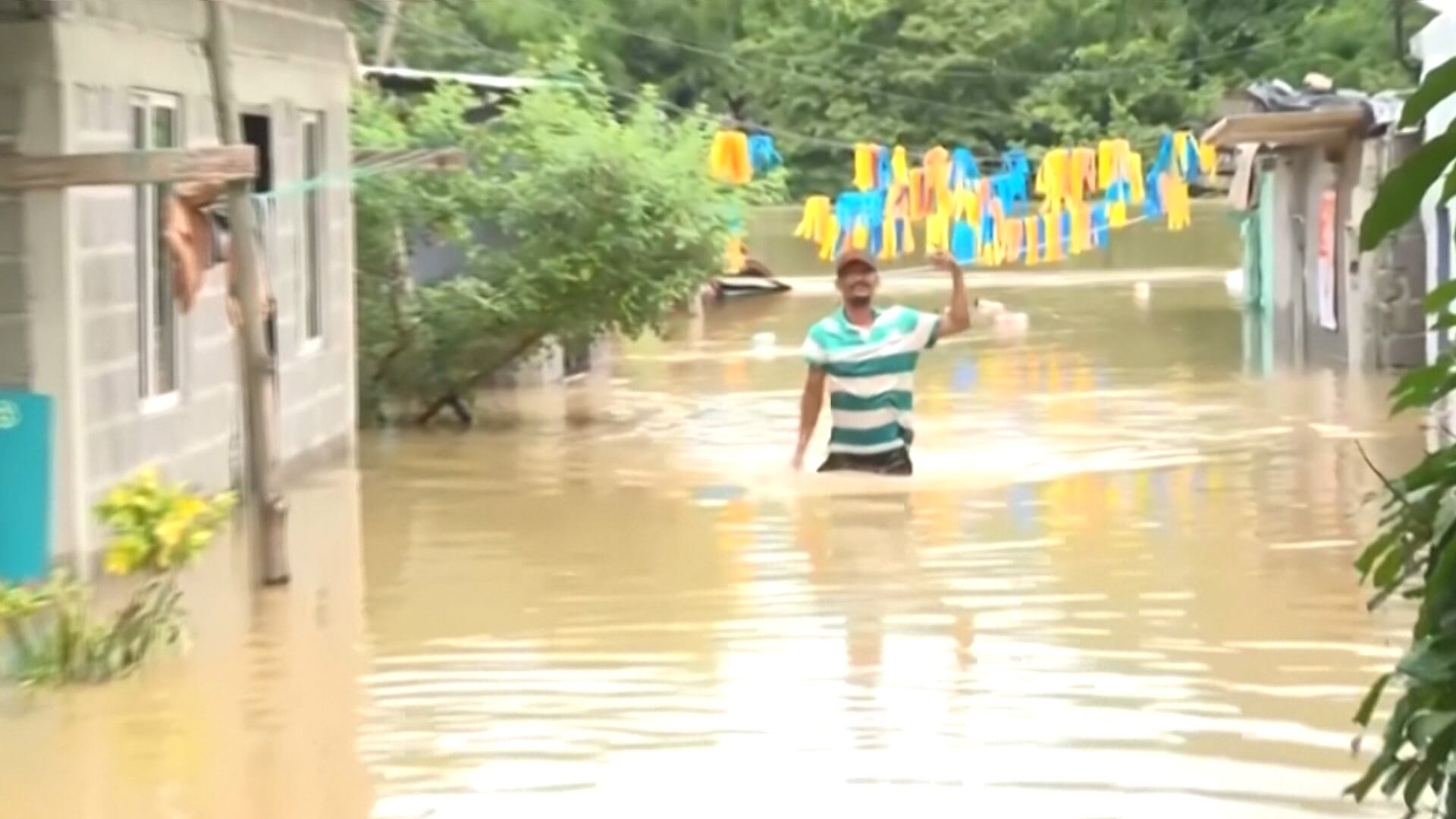 Famílias desabrigadas pelas inundações na Colômbia cobram auxílio de autoridades