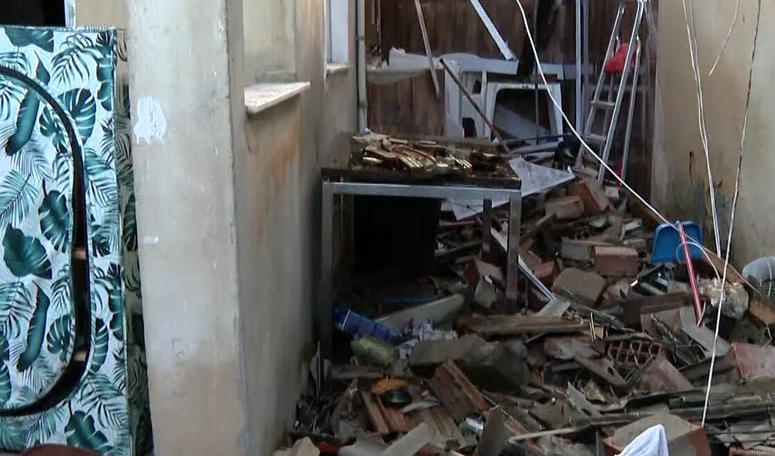 Famílias perdem tudo dentro de casa após rompimento de adutora em Nova Iguaçu (RJ)