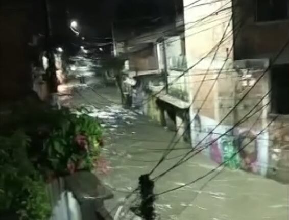 Casas ficam inundadas após rio transbordar durante forte chuva em São Gonçalo (RJ)