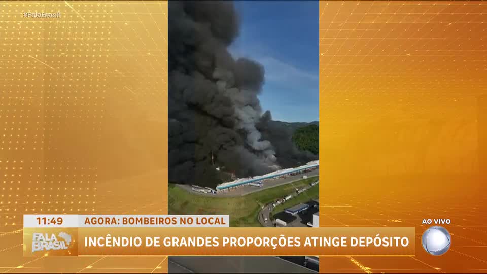 Incêndio de grandes proporções atinge depósito no Espírito Santo