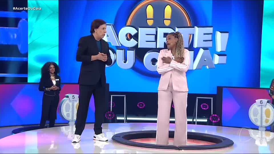 ‘Vai abrir agora, tô sentindo’, brinca Roberta antes de cair no buraco 