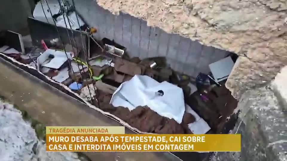 Muro desaba após tempestade, cai sobre casa e interdita imóveis em Contagem (MG) 